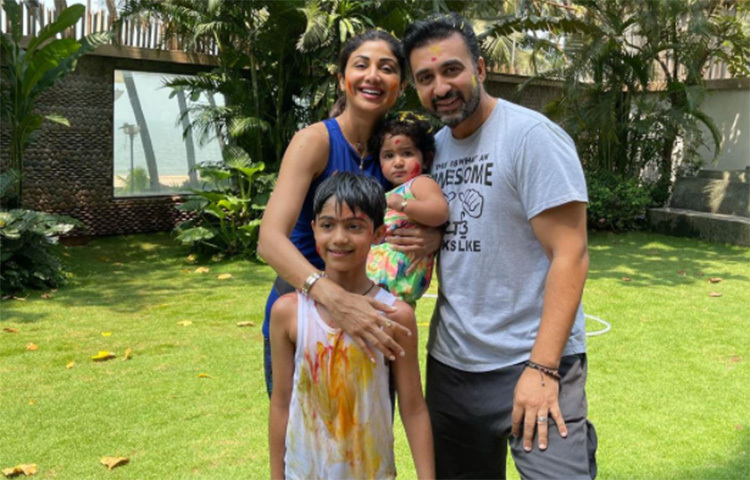 অক্ষয় কুমার আর শিল্পা শেঠির প্রেমের গল্পকে না জানে। বিচ্ছেদের পর খুব তাড়াতাড়িই বিয়ে করে নিয়েছিলেন অক্ষয়। কিন্তু হাতে কিছুটা সময় নিয়েই লন্ডনের ব্যবসায়ী রাজ কুন্দ্রাকে বিয়ে করেন শিল্পা। ছবি: সংগৃহীত