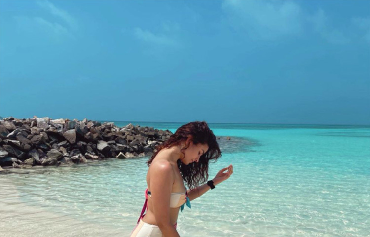 সমুদ্রসৈকতে উত্তাপ ছড়াতে আলিয়া অনন্য। মাঝে মাঝেই সমুদ্রসৈকতে ছুটি কাটাতে চান অভিনেত্রী। সেরকমই এক ভ্যাকেশনে বিকিনি লুকে ক্যামেরাবন্দি হলেন আলিয়া। ছবি: সংগৃহীত