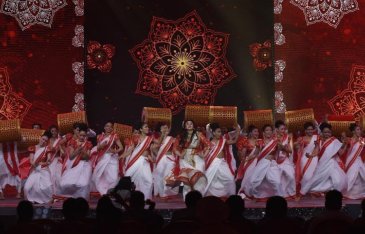 লাল পাড়ের সাদা শাড়িতে বাংলা গানে পারফর্ম করলেন ঋতাভরী। সেই অনুষ্ঠানের কিছু ছবি পোস্ট করে তিনি লেখেন, আন্তর্জাতিক চলচ্চিত্র উৎসবের মঞ্চে বাংলা গানে পারফর্ম করে তিনি দর্শকদের বার্তা দিতে চেয়েছেন। পাশাপাশি তিনি জানিয়েছে এই মঞ্চে পারফর্ম করে তিনি গর্বিত। ছবি: সংগৃহীত