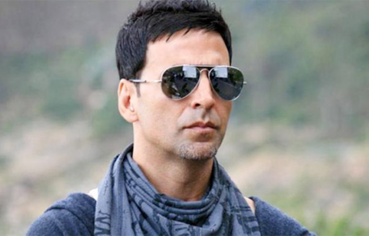 ভারতীয় তারকাদের মধ্যে অন্যতম ধনী হলেন অক্ষয় কুমার। ‘বেল বটম’ ছবির পরই মূলত ১০০ কোটির ঘর ছুঁয়ে ফেলেছেন তিনি। এমনও শোনা গেছে, চলতি বছর আনন্দ এল রাইয়ের পরিচালনায় যে ছবি মুক্তি পাওয়ার কথা অক্ষয়ের, তার জন্য নাকি ১২০ কোটি রুপি পারিশ্রমিক নিয়েছেন তিনি। ছবি: সংগৃহীত