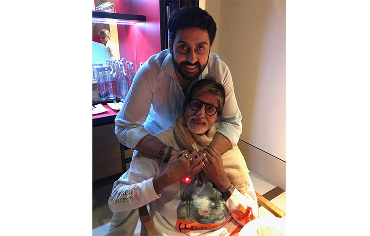 বলিউড শাহেনশাহ অমিতাভ বচ্চন ও তার অভিনেতা ছেলে অভিষেক বচ্চনও রয়েছেন জনপ্রিয় পিতা-পুত্রের তালিকায়। শীঘ্রই মুক্তি পাবে অভিষেকের বব বিশ্বাস ছবিটি। ছবি: সংগৃহীত