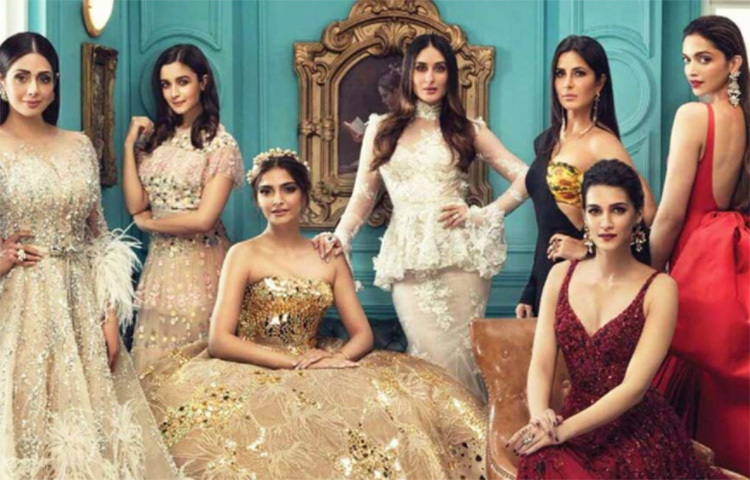 ফেসবুক-ইনস্টাগ্রামে ইদানিং নায়িকাদের সদলবল ছবি চোখে পড়ে। সেই সব ছবিতে গলায় গলায় বন্ধুত্বও দেখা যায়। তবে বলিউড পর্যবেক্ষকদের বক্তব্য, এ সবই নাকি ‘লোক দেখানো’। সময় বিশেষে গলায় গলায় ভাব ভুলে প্রকাশ্যে গালিগালাজ করতে বিন্দুমাত্র সময় নেন না এই নায়িকারা। ছবি: সংগৃহীত