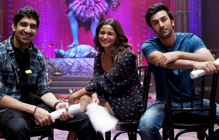 রণবীর কাপুর ও আলিয়া ভাট অফস্ক্রিনেও জুটি বেঁধেছেন বলে গুঞ্জন। তবে অনস্ক্রিনেও এবার অয়ন মুখোপাধ্যায়ের ‘ব্রহ্মাস্ত্র’ ছবিতে প্রথমবার জুটি বেঁধেছেন তারা। ছবি: সংগৃহীত