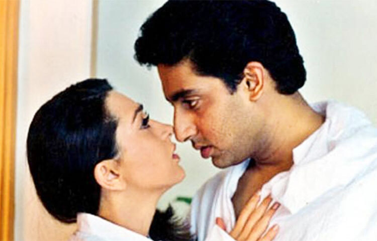 কারিশমা কাপুর এবং অভিষেক বচ্চন: ‘হাঁ ম্যায়নে ভি প্যার কিয়া’র সেটে আলাপ অভিষেক বচ্চন এবং কারিশমা কাপুরের। দীর্ঘ পাঁচ বছর প্রেমের পর বিয়ের সিদ্ধান্ত নেন অমিতাভ-পুত্র এবং রণধীর-কন্যা। এমনও ঘোষণা করা হয়, অমিতাভের ৬০তম জন্মদিনে বাগদান হবে দুজনের। ছবি: সংগৃহীত