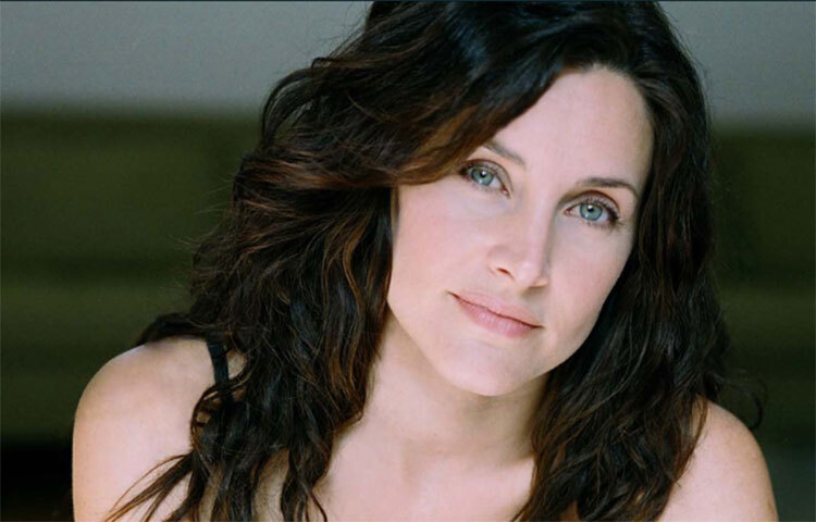 ‘লগান’-এ ইংরেজদের বিরুদ্ধে ক্রিকেট ম্যাচ খেলেছিল এক কৃষিনির্ভর গ্রামের গ্রামবাসীদের ক্রিকেট টিম। ছবি: সংগৃহীত