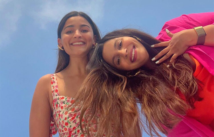 বোন শাহিন ভাটই হলো আলিয়ার প্রিয় বন্ধু। প্রায়ই শাহিনের সঙ্গে নানা মুহূর্তের ছবি তিনি শেয়ার করে নেন। ভক্তরাও এসব ছবি দেখে বেশ খুশি। ছবি: সংগৃহীত