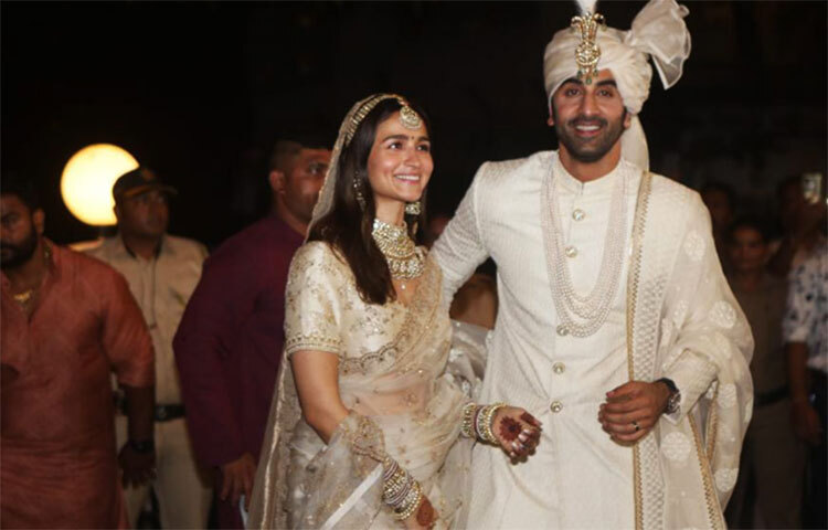 সবাই ভেবেছিলেন ‘ব্রহ্মাস্ত্র’ হিট করানোর জন্য সব কিছু। প্রেম প্রেম ভাব। বিয়ের গুঞ্জন। শেষ মুহূর্তেও বদলেছে বিয়ের তারিখ। বিয়ের আসর। অবশেষে নতুন একটি বিয়ের আসর দেখল বলিউড। ছবি: সংগৃহীত