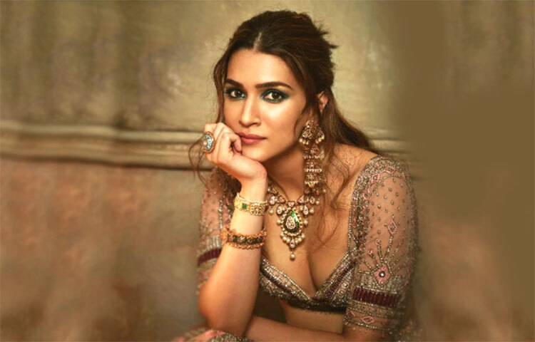 বলিউডে প্রায় ৮ বছর কাটিয়ে ফেলেছেন কৃতী শ্যানন। এই কয়েক বছরের ক্যারিয়ারে রোম্যান্টিক ছবির সংখ্যাই বেশি। তার কয়েকটায় কৃতী ঠোঁটকাটা, ভরডরহীন। তবে বড়পর্দার সেই ডাকাবুকো মেয়েটিই এক বার বেশ ঘাবড়ে গিয়েছিলেন। সে অভিজ্ঞতা হয়েছিল রোহিত শেঠির এক ছবির শুটিংয়ের সময়। ছবি: সংগৃহীত