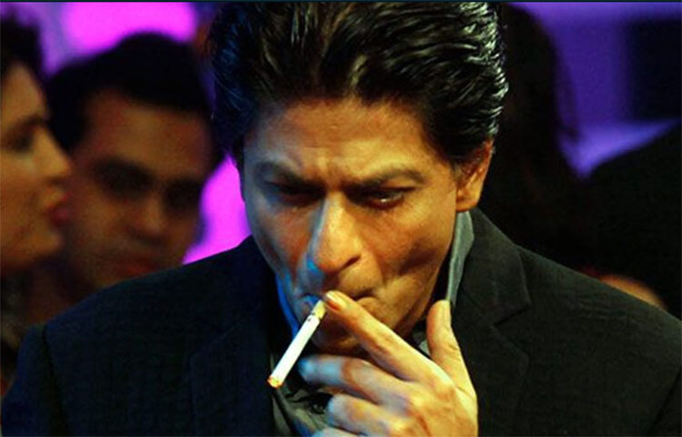 শাহরুখ নিজেই জানিয়েছেন, দিনে অন্তত চার প্যাকেট সিগারেট ছাড়া তিনি চলতে পারেন না। আব্রাহাম আসার পরে নাকি শাহরুখ ভেবেও ছিলেন, তিনি সিগারেট আর মদ খাওয়া ছেড়েই দেবেন। শুধু তাই নয় বিভিন্ন সময়ে ‘ধূমপান নিষেধ’ লেখা জায়গায় ধূমপান করেন শাহরুখ ধরাও পড়েছেন। ছবি: সংগৃহীত