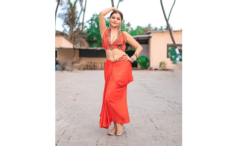 কমলা রঙের স্কার্টের সঙ্গে ডিপ নেক ব্রালেট। রুবিনার আবেদনময়ী হাতছানি স্পষ্ট এই পোশাকে। ছবি: সংগৃহীত