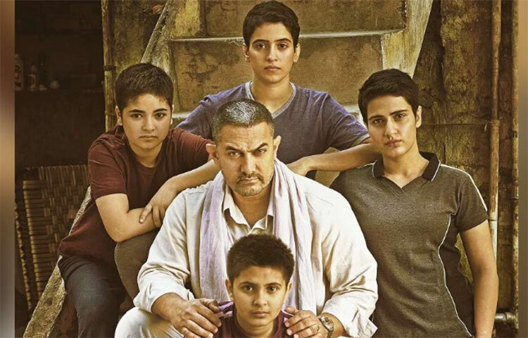 দঙ্গল: আমির খান অভিনীত এই হিন্দি সিনেমাটি বিশ্বের বক্স অফিসে প্রথম স্থানে রয়েছে। এমনকি চীনেও ৩৪টি অন্যান্য দেশের যে সিনেমাগুলো দেখানো হয় সেগুলোর মধ্যে ‘দঙ্গল’ একটি। বিশ্বের বক্স অফিস থেকে প্রায় ২,০২৪ কোটি রুপি উপার্জন করেছে ‘দঙ্গল’। ছবি: সংগৃহীত