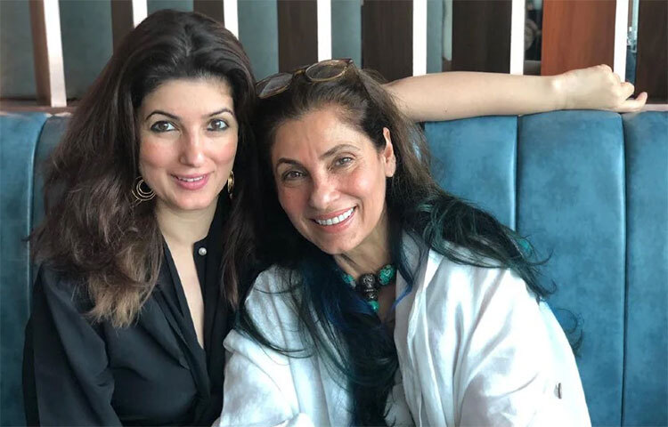 মা-মেয়ের এই জুটির রয়েছে গভীর বন্ধুত্বপূর্ণ। এক ফ্রেমে হাস্যোজ্জ্বল ডিম্পল ও টুইঙ্কেল খান্না। ছবি: সংগৃহীত