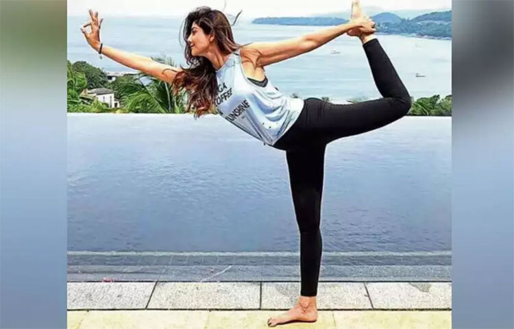 এই তালিকার শীর্ষে রয়েছেন অভিনেত্রী শিল্পা শেঠি কুন্দ্রা। তিনি যখন ঘাড়ের ব্যথায় ভুগছিলেন তখন তার ফিজিওথেরাপিস্ট যোগাসন করার পরামর্শ দেন। ছবি: সংগৃহীত