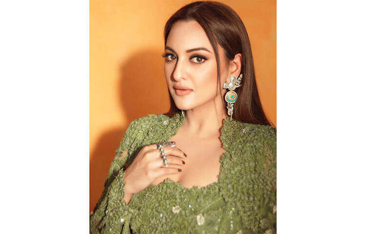 সোনাক্ষী সিনহা: আমরা কম-বেশি সকলেই জানি যে, রূপালি পর্দার জগতে পা রাখার আগে প্রায় ৩০ কেজি ওজন কমিয়েছিলেন সোনাক্ষী। আর এর জন্য তিনি ডায়েট থেকে পুরোপুরি বাদ দিয়েছিলেন জাঙ্ক ফুড, কার্বোহাইড্রেট, কৃত্রিম স্যুইটনার। এর পরিবর্তে প্রোটিন সমৃদ্ধ খাবারেই মনোনিবেশ করেছিলেন নায়িকা। সন্ধ্যার ৬টার পরে তিনি কোনো রকম কার্বোহাইড্রেট খান না। ছবি: সংগৃহীত