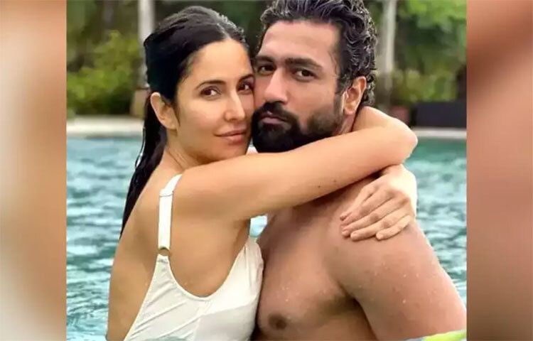 তবে এই দম্পতি কিছু দিন আগেই ঝড়ের সম্মুখীন হয়েছেন। সংবাদ সংস্থা সূত্রের খবর, অভিনেতা ভিকি মুম্বাইয়ের সান্তা ক্রুজ থানায় এক ব্যক্তির বিরুদ্ধে অভিযোগ দায়ের করেছেন। জানা গেছে, অভিযুক্তের নাম মনভিন্দর সিংহ। ছবি: সংগৃহীত