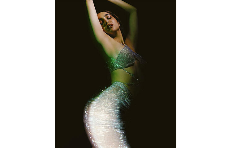 গায়ের সঙ্গে লেগে রয়েছে রূপালি পোশাক। এই পোশাকে মুগ্ধ করেছেন শর্বরী। ছবি: সংগৃহীত