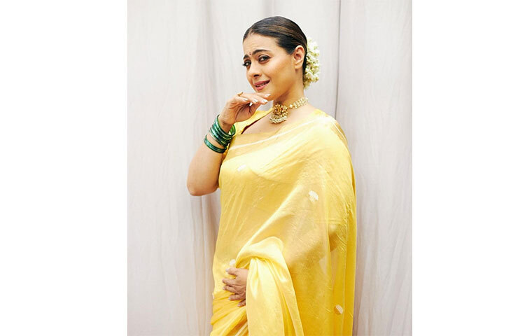 বলিউড তারকা কাজল পরেছেন হলুদ তাঁতের শাড়ি। এই শাড়িতে মুগ্ধতা ছড়াচ্ছেন তিনি। ছবি: সংগৃহীত