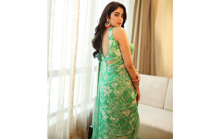 ফ্লোরাল প্রিন্টের শাড়িতে পূজার সাজ জাহ্নবী কাপুরের। ছবি: সংগৃহীত