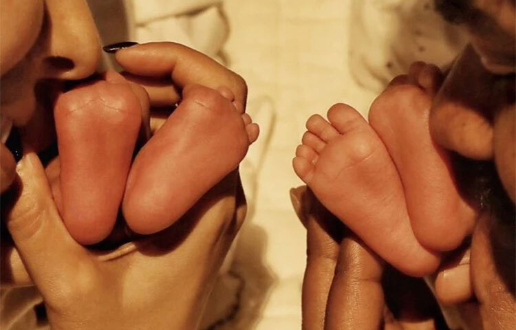 কিন্তু তাদের এই সুখবরে চমকে উঠেছিলেন অনেকে। প্রশ্ন উঠছিল নয়নতারাকে অন্তঃসত্ত্বা অবস্থায় দেখা যায়নি, মা হলেন কীভাবে? রহস্যের সমাধান হলো তারপরেই। জানা গেল, সারোগেসির মাধ্যমে সন্তানের জন্ম দিয়েছেন তারা। ছবি: সংগৃহীত