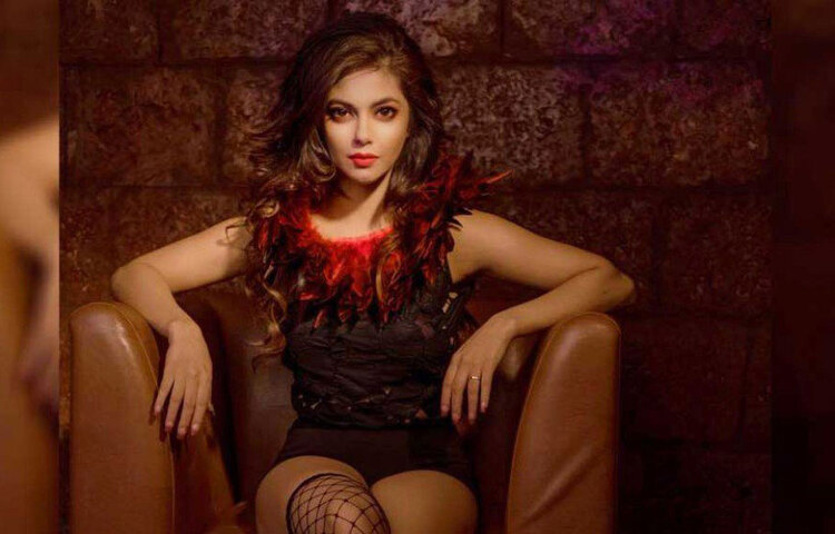 ইন্ডাস্ট্রিতে টিকে থাকতে গেলে সব সময় সক্রিয় থাকতে হবে বলে মনে করেন মীরা। হাতে ছবি না থাকলেও যোগাযোগ রাখতে হবে পরিচালক-প্রযোজকদের সঙ্গে। অডিশন দিয়ে যেতে হবে। এই সক্রিয়তা থেমে গেলেই বন্ধ হয়ে যাবে ছবিতে সুযোগ পাওয়া। বক্তব্য প্রিয়াঙ্কার বোন মীরার।