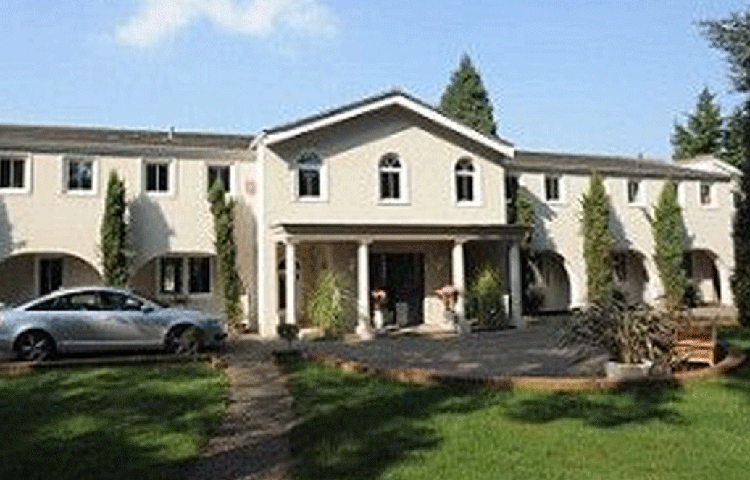 মুম্বাইয়ের জুহুতে ‘হরে রাম হরে কৃষ্ণ’ মন্দিরের ঠিক পাশেই ওঁদের বাড়ি। ঐতিহ্য এবং আধুনিকতা মিলেমিশে একাকার ‘কিনারা’য়। বাড়ির অন্দরসজ্জার পুরোটাই শিল্পা নিজের হাতে করেছেন। দেশ-বিদেশ থেকে পছন্দমতো এক একটা ঘরসজ্জার জিনিস এনেছেন নিজে পছন্দ করে।