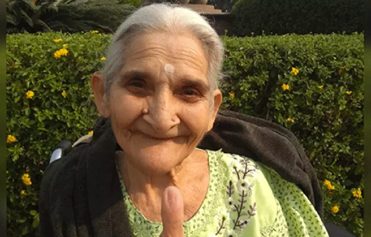 ফিল্মে আম্মাজি হয়েছিলেন তিনি। তাউজির বৃদ্ধা মা। চোখে ভাল দেখতে পান না। চলাফেরাও খুব একটা করতে পারেন না। সারাদিন হয় নিজের ঘরে, নয় তো দোলায় বসে থাকতেন।