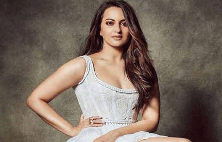 কিন্তু প্রথম ছবিই হিট হওয়ায় সোনাক্ষী তার পারিশ্রমিক অনেকটাই বাড়িয়ে ফেলেছিলেন। তাই পরিচালক সাজিদ নাদিয়াদওয়ালা সোনাক্ষীর পরিবর্তে ছবিতে জ্যাকুলিন ফার্নান্দেজকে নেন। ছবিটা বক্স অফিসে হিট করে।