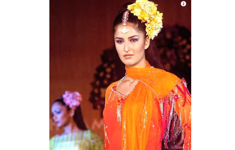 ক্যাটরিনাকে যেন চিনতে কষ্ট হচ্ছে।