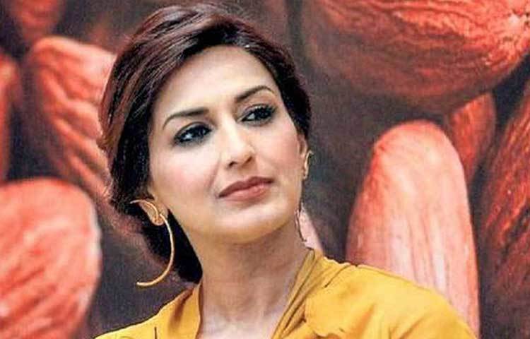 ১৯৭৫ সালের ১ জানুয়ারি মুম্বাইয়ের এক মরাঠা পরিবারে জন্ম হয় সোনালির। ছোটবেলা থেকেই নাচ-গান ও অভিনয়ের প্রতি অদম্য টান ছিল তার। মুম্বাইয়ের কেন্দ্রীয় বিদ্যালয় ও ঠাণের হলি ক্রস কনভেন্ট থেকে স্কুলের পাঠ শেষ করে মুম্বাইয়ের রামনারায়ণ রুজা কলেজ থেকে স্নাতক হন।