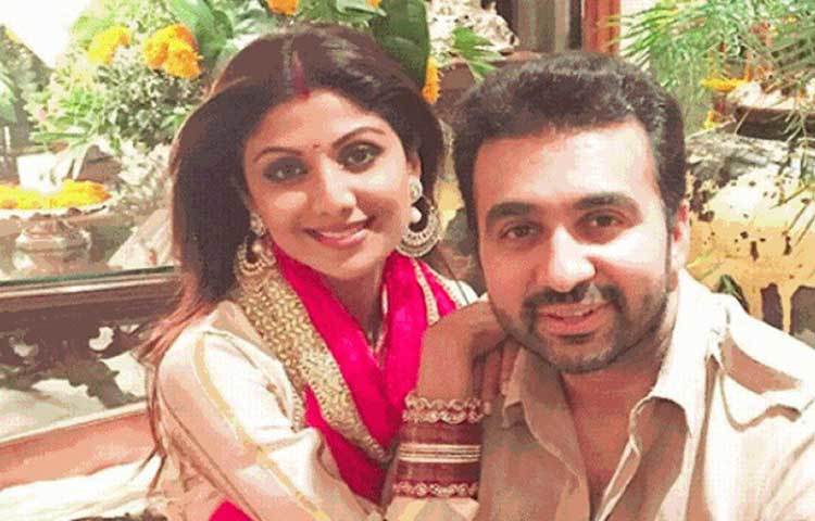 মেয়ের নাম শিল্পা রেখেছেন সমিশা শেঠি কুন্দ্রা। সোশ্যাল মিডিয়ার পোস্টে ‘সমিশা’ শব্দের অর্থও বিশদে জানিয়েছেন শিল্পা। লিখেছেন, সংস্কৃতে ‘সা’ কথার অর্থ কিছু পাওয়া। এবং ‘মিশা’ একটি রুশ শব্দ যার অর্থ ‘ভগবানের মতো কেউ’। সমিশা কথার অর্থ ‘ভগবানের মতো কাউকে পাওয়া’।