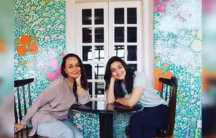 বলিউড কুইন আলিয়া ভট্টের মা সোনি রাজদান। সোনি রাজদান নিজেও টেলিভিশন এবং থিয়েটার অভিনেত্রী। মায়ের থেকেই লুক আর ফ্যাশন সম্পর্কে বহু টিপস পান বলে জানিয়েছেন আলিয়া।