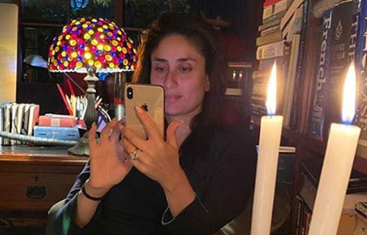 আমির খানের সঙ্গে ‘লাল সিং চাড্ডা’-এর শুটিংয়ে ব্যস্ত ছিলেন কারিনা। সে সময়ই করোনাভাইরাসের জেরে শুটিং বন্ধ রাখার সিদ্ধান্ত নেন প্রযোজক। তারপর থেকেই ঘরবন্দি কারিনা।