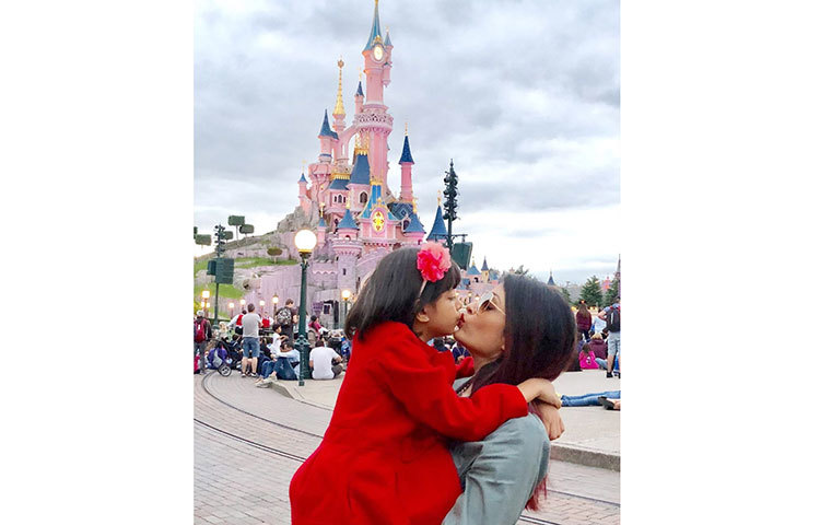 কোয়ারেন্টাইন জীবনে মা-মেয়ের একান্তে কাটানোর ছবি বা মুহূর্তে সেভাবে সামনে না এলেও, বর্তমানে ভাইরাল হতে শুরু করেছে ঐশ্বর্য এবং আরাধ্যার বেশ কিছু পুরনো ছবি।