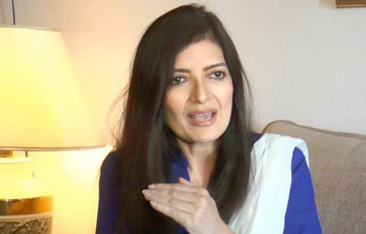 মিস ইন্ডিয়া হওয়ার তিন বছর পরে নায়িকা হিসেবে বলিউডে ক্যারিয়ার শুরু সোনুর। প্রথম ছবি ‘আকর্ষণ’ মুক্তি পায় ১৯৮৮ সালে।