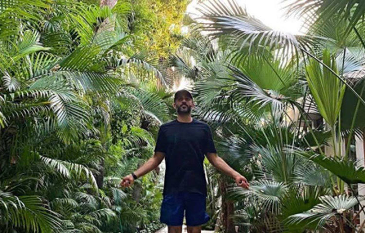 নয়াদিল্লির গল্ফ লিঙ্কস এলাকায় প্রাসাদোপম এই বাড়িতেই পরিজনদের সঙ্গে শৈশব কেটেছে সোনমের স্বামী আনন্দ আহুজার।