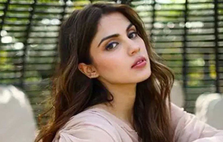 পুলিশ সূত্রে খবর, সুশান্তের বাড়িতে যে সিদ্ধার্থ ছিলেন, তা-ও নাকি মেনে নিতে পারতেন না রিয়া। তিনি বার বার সুশান্তের উপর চাপ সৃষ্টি করতেন। যাতে সিদ্ধার্থ তার নিজের বাড়িতে চলে যান। কিন্তু রিয়ার এই প্রস্তাবে রাজি ছিলেন না সুশান্ত।