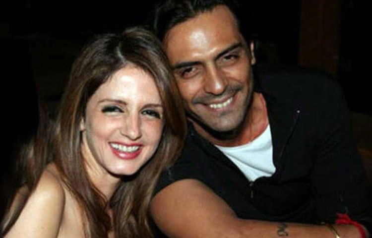 তবে ইন্ডাস্ট্রির অন্দরমহলে কান পাতলে শোনা যায়, ধর্মবিশ্বাস নয়। সম্পর্কে তৃতীয় ব্যক্তির আগমনই নাকি ফাটলের কারণ। এই তৃতীয়জন হলেন অর্জুন রামপাল। হৃতিকের সঙ্গে বিচ্ছেদের পরে অর্জুনের সঙ্গে ঘনিষ্ঠতা বাড়ে সুজানের।