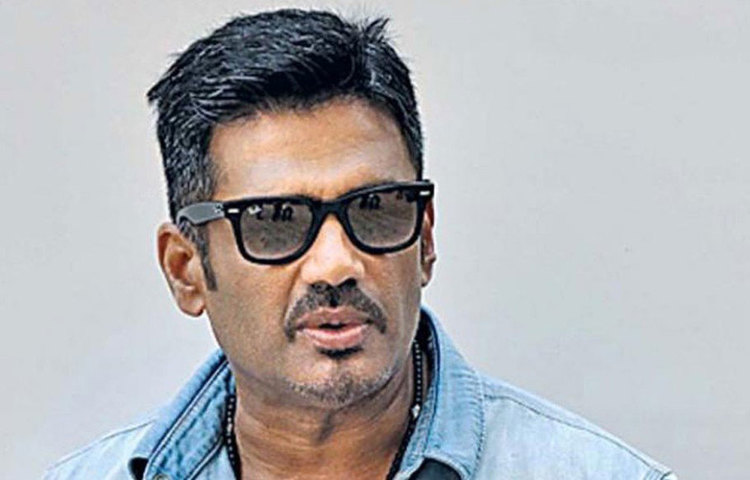 বলিউডের সঙ্গে আরতির সরাসরি সাক্ষাৎ মাত্র ১৪ বছর বয়সে। ফিলাডেলফিয়ায় এক অনুষ্ঠানে তিনি সুনীল শেঠিকে নাচতে দেখেন। ভিড়ের মধ্যে আরতিকে দেখে মঞ্চে ডেকে নেন সুনীল।