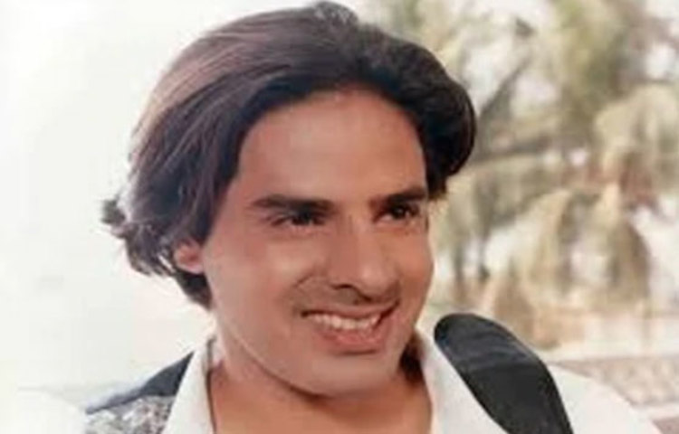 রাহুল রায়: প্রথম সিনেমা ‘আশিকী’-র মাধ্যমে রাতারাতি তারকা হয়ে উঠেছিলেন রাহুল রায়। কিন্তু খুব বেশিদিন ইন্ডাস্ট্রিতে টিকে থাকতে পারেননি। প্রথম সিনেমার পর তার আরও কোনো সিনেমা প্রত্যাশামাফিক সাফল্য অর্জন করতে পারেনি।