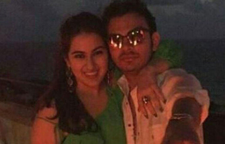 অভিনয়ে হাতেখড়ির আগে সারার সঙ্গে বীর পাহাড়িয়ার সম্পর্ক ছিল বলে শোনা যায়। বীর প্রাক্তন কেন্দ্রীয় মন্ত্রী সুশীলকুমার শিন্দের পৌত্র। তাদের নিয়ে এক সময় বহু লেখালেখি হতো। এমনকি বীর এবং সারা, দু’জনেই সোশ্যাল মিডিয়ায় এক সঙ্গে তোলা ছবিও শেয়ার করতেন।