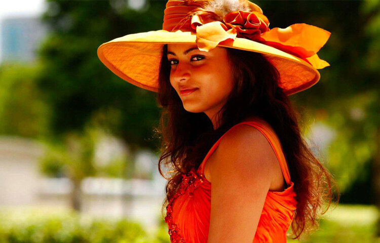 শুধু চেহারাই নয়। ঐশ্বরিয়ার সঙ্গে স্নেহার অন্য সূত্রেও সম্পর্ক আছে। কর্নাটকের যে জনগোষ্ঠীতে ঐশ্বরিয়ার জন্ম, সেই তুলু গোষ্ঠীর সঙ্গে পিতৃসূত্রে সম্পর্ক আছে স্নেহারও। তার মা সিন্ধি।