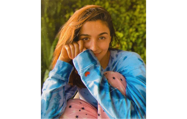 আলিয়া ভাট নিজের নো মেকআপ লুকের ছবি সোশ্যাল মিডিয়ায় দিতেই তা ভাইরাল হয়েছেন সম্প্রতি। ছবি: সংগৃহীত