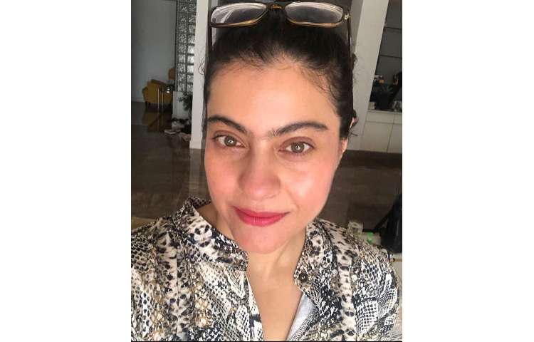 বলিউডে ছবির দুনিয়ায় কাজলের অভিষেক যখন হয়, তখন তিনি ষোড়শী। তারপর হিন্দি ছবির দুনিয়ার সুপারহিট নায়িকা তিনি। বর্তমানে ৪৬ বছরে পা দিয়েও কাজল এখনও তরুণী। ছবি: সংগৃহীত