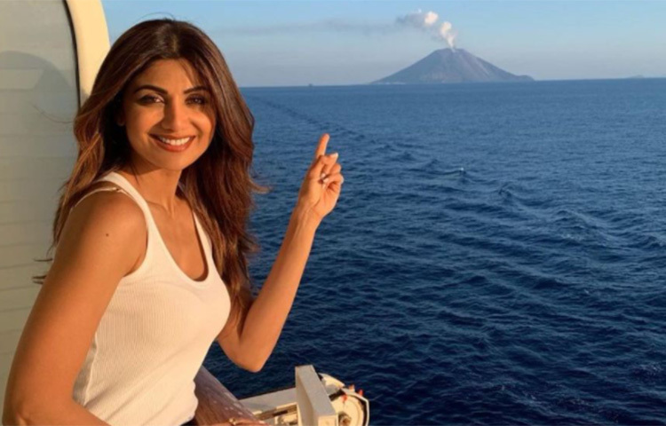 এক সময় বলিউডের প্রথম সারির নায়িকার তালিকায় গণ্য করা হত তাকে। কিন্তু নবাগতাদের ভিড়ে ২০০৬ সালের পর থেকেই বলিউডে তার দাপট কমতে শুরু করে। ২০০৭ সালের ‘আপনে’র পর থেকে যে কটি ছবি করেছেন, সব কটিতেই মূলত আইটেম গানে অংশ নিয়েছিলেন তিনি। ছবি: সংগৃহীত