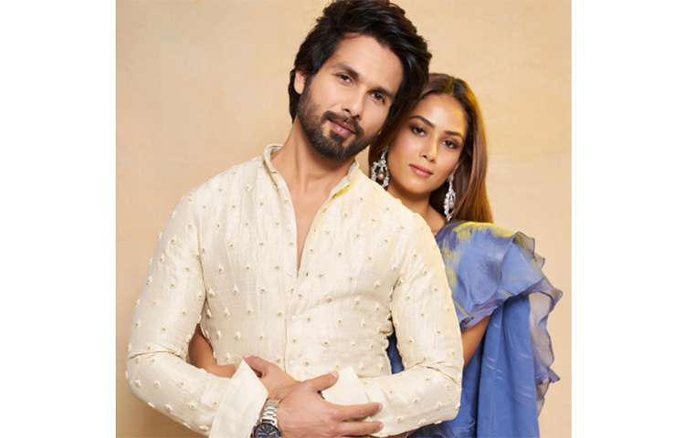 নিজের থেকে প্রায় দশ বছরের ছোট মেয়েকে বিয়ে করে বিতর্কের মুখে পড়েছিলেন শাহিদ কাপুর। কিন্তু কিছুদিন পরেই প্রকাশ হয়ে যায় তাদের রসায়ন। প্রেমে যে বয়সটা বিশেষ ফ্যাক্টর নয়, তা প্রমাণ করেন এই কাপল। ছবি: সংগৃহীত