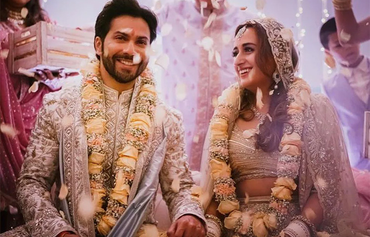 ছোটবেলার বন্ধু নাতাশা দালালের সঙ্গে মুম্বাইয়ের কাছেই আলিবাগে সাত পাকে বাঁধা পড়েন অভিনেতা বরুন ধাওয়ান। জানুয়ারিতে বসেছিল রাজকীয় বিয়ের আসর। ছবি: ইনস্টাগ্রাম