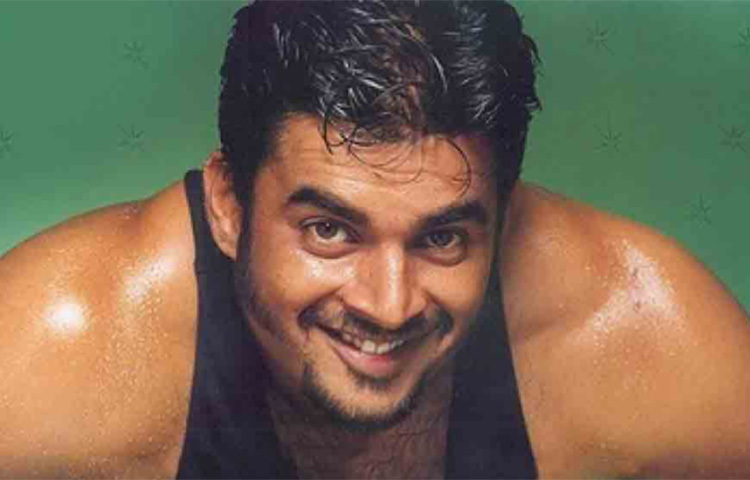 হিন্দিসহ সাতটি ভাষায় ফিল্ম করে ফেলেছেন। তবে তামিল, তেলুগু এবং হিন্দি ফিল্মেই আর মাধবনের বেশি যাতায়াত। দক্ষিণী ফিল্মে রোমান্টিক নায়ক হোক বা বলিউডের একঝাঁক তারকায় ভরা বিগ বাজেটের ফিল্ম- অনায়াসে পার করেছেন মাধবন। একদিকে গৌতম মেননের পরিচালনায় ‘মিন্নালে’ বা মণি রতœমের ‘আলায়পয়ুতে’-র মতো ফিল্মে রোমান্টিক হিরোর ভূমিকায়। অন্যদিকে, রাকেশ ওমপ্রকাশ মেহরার ‘রং দে বসন্তী’, রাজকুমার হিরানির ‘থ্রি ইডিয়টস’ বা মণি রত্নমের ‘গুরু’- অনায়াস যাতায়াত মাধবনের। ছবি: সংগৃহীত