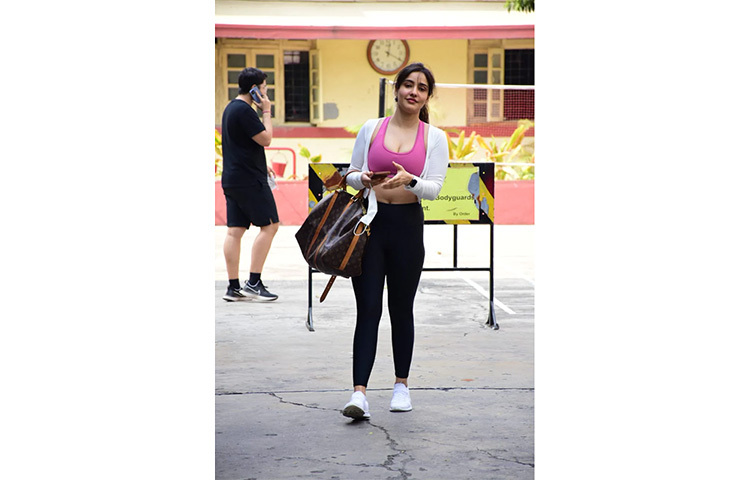 জাহ্নবী কাপুর জিমে যেতে সব সময় পছন্দ করেন পিঙ্ক টপ ও ব্লাকের হিট পোশাক পরে। ছবি: সংগৃহীত