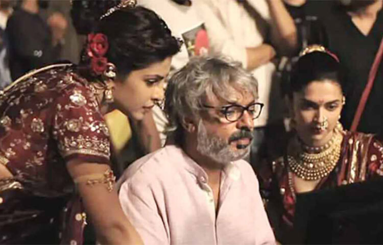 বলিউডে নাকি সোজাসাপ্টা কথা বলার লোকের অভাব। অনেকে আবার বলেন, ইন্ডাস্ট্রিতে বেঁচে থাকতে হলে মিষ্টিভাষণ জরুরি, তাই বোধ হয় সে রাস্তায় বানশালিও হেঁটেছেন। বিনয়ী ভাবেই বলেছেন, ‘সালমান আর আমি এখনও খুব ভাল বন্ধু।’ ছবি: সংগৃহীত