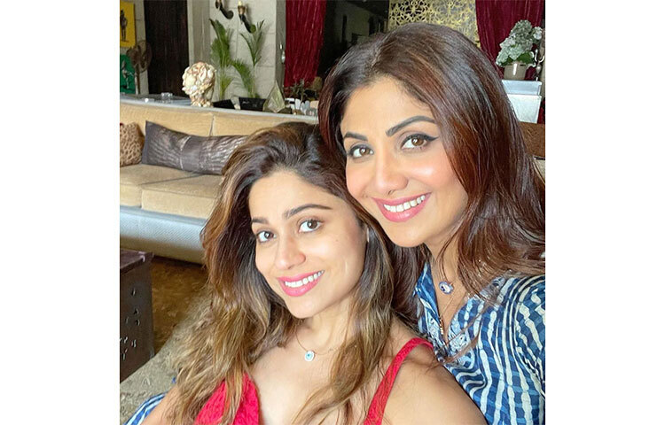 বলিউডের এই দুই বোনের জুটি খুবই জনপ্রিয়। শিল্পা শেঠি ও শমিতা শেঠি। বোন শিল্পার খুব আদরের ও স্নেহের হলেন শমিতা। এমন দিদি থাকলে জীবনে সমস্যাই থাকে না। ছবি: সংগৃহীত